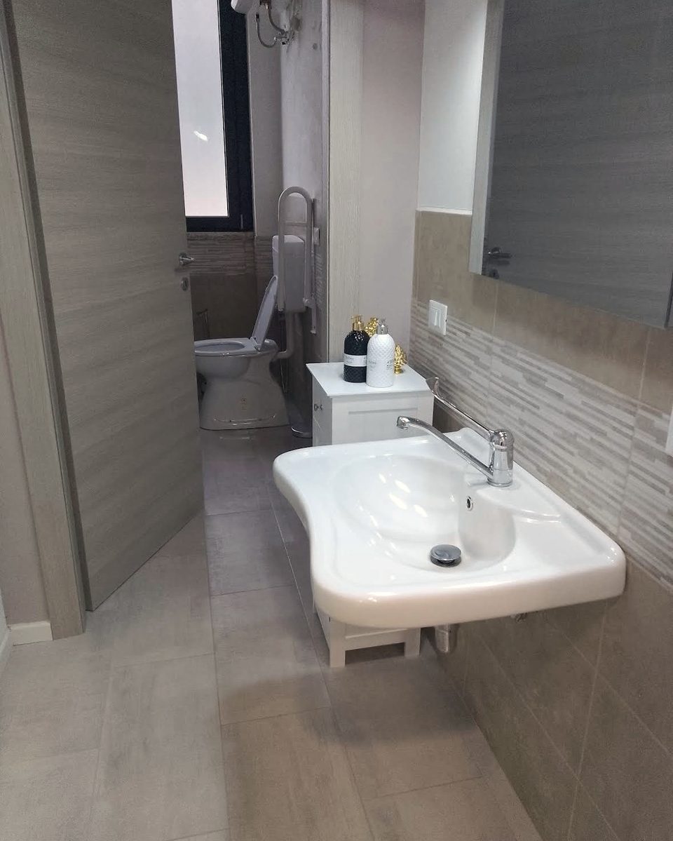 Bagno con lavabo sospeso e sanitari