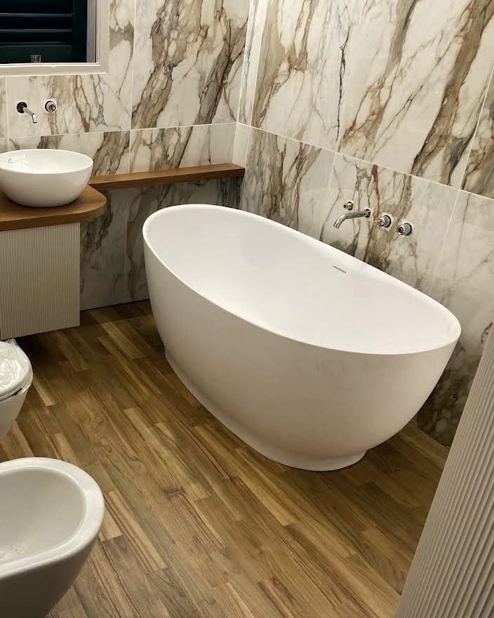 Bagno rifatto con vasca freestanding e parquet