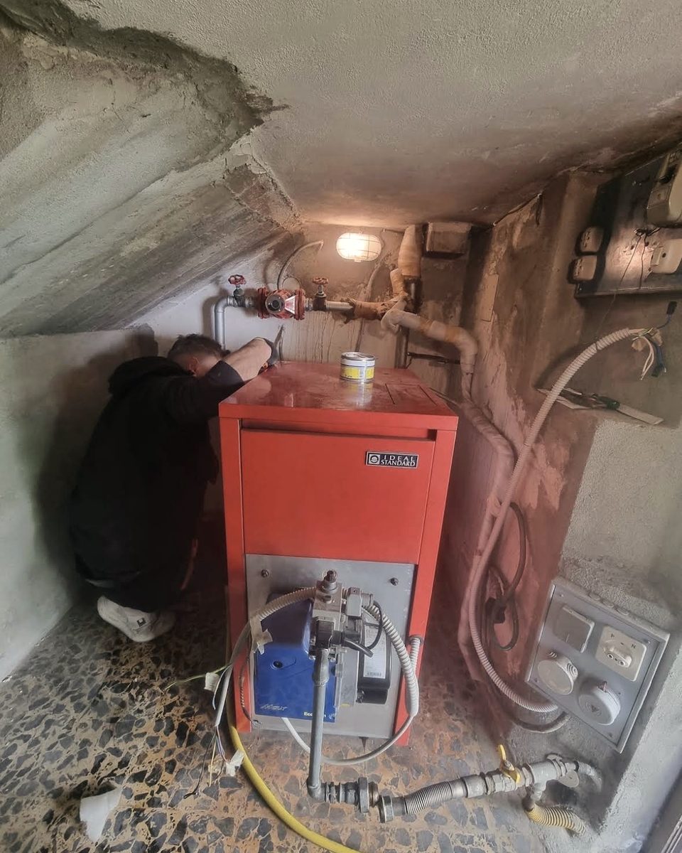 Intervento su una vecchia caldaia in un locale tecnico