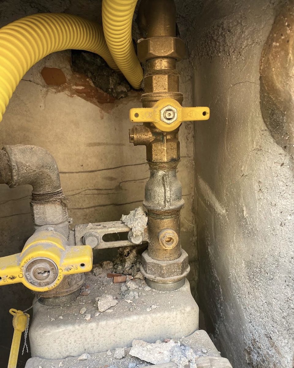 Contatore e valvole del gas con il tubo giallo