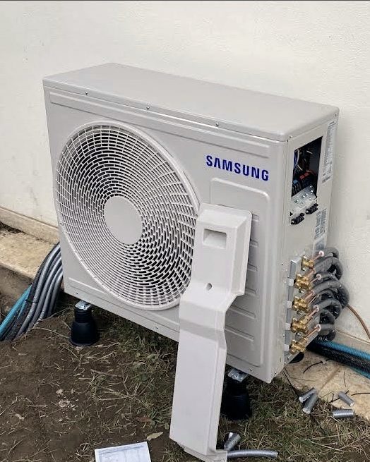 Unità esterna di una pompa di calore appena installata