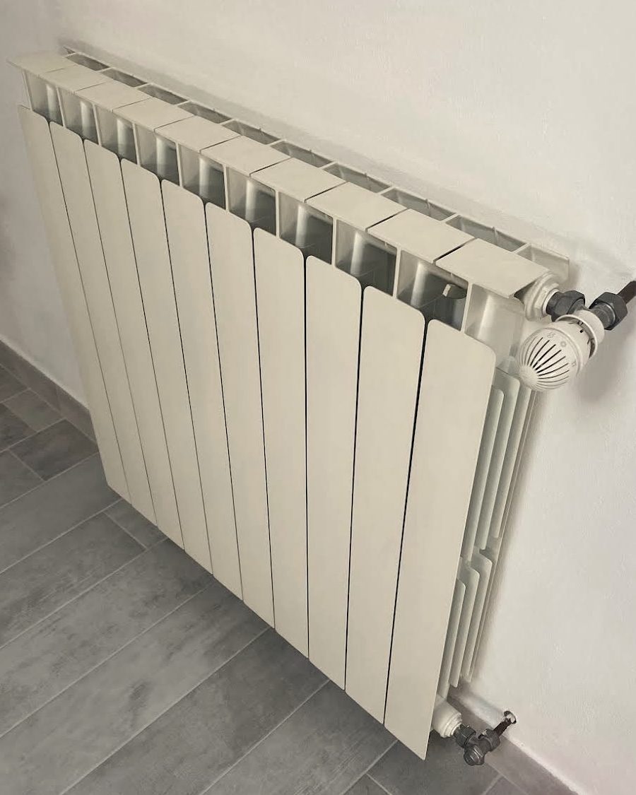 Radiatore bianco con valvola termostatica