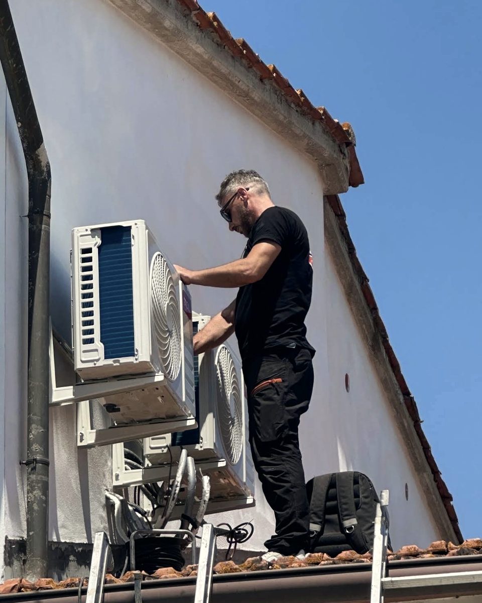Installazione di un climatizzatore sul tetto di una casa